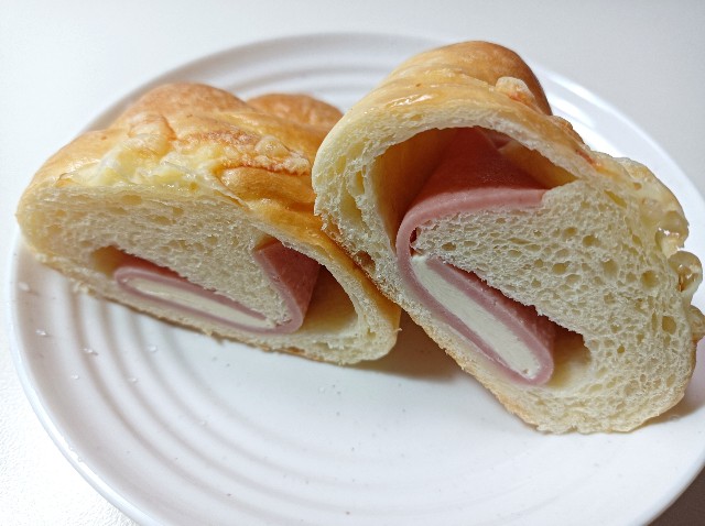 ハムとチーズのクロワッサン朝食キャセロールのレシピ