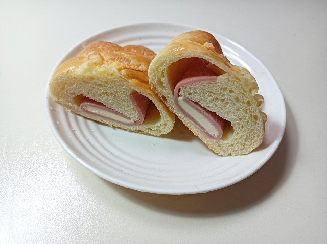 ハムとチーズのクロワッサン朝食キャセロールのレシピ